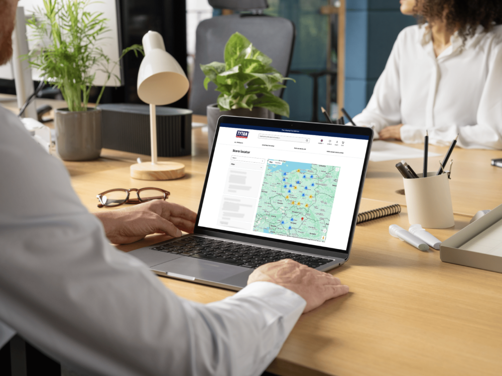 tytan_site_on_laptop-2